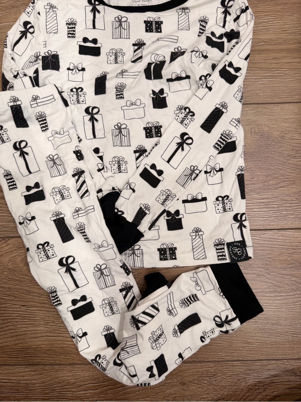 Kids White and Black Present-Print Pajama Set 0184 - Picture 2 of 3